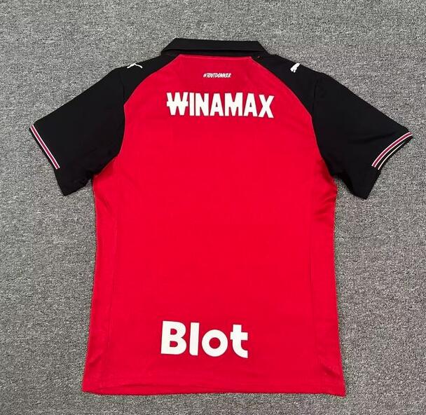 Camiseta Rennes 2025/26 primera equipación versión fan detalle escudo – Cortita y al Pie