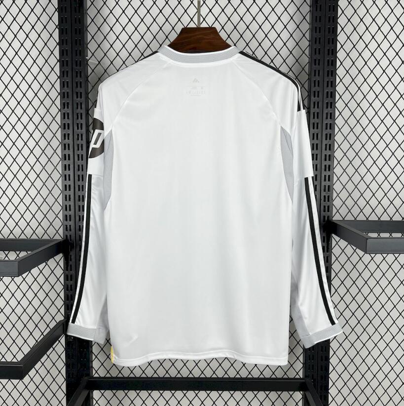 Camiseta Real Madrid 2025/26 primera equipación versión fan manga larga detalle – Cortita y al Pie