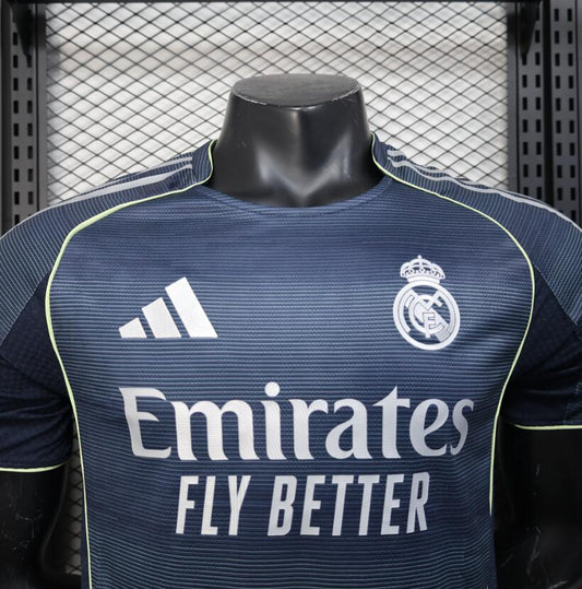 Camiseta Real Madrid 2025/26 segunda equipación versión jugador detalle escudo – Cortita y al Pie