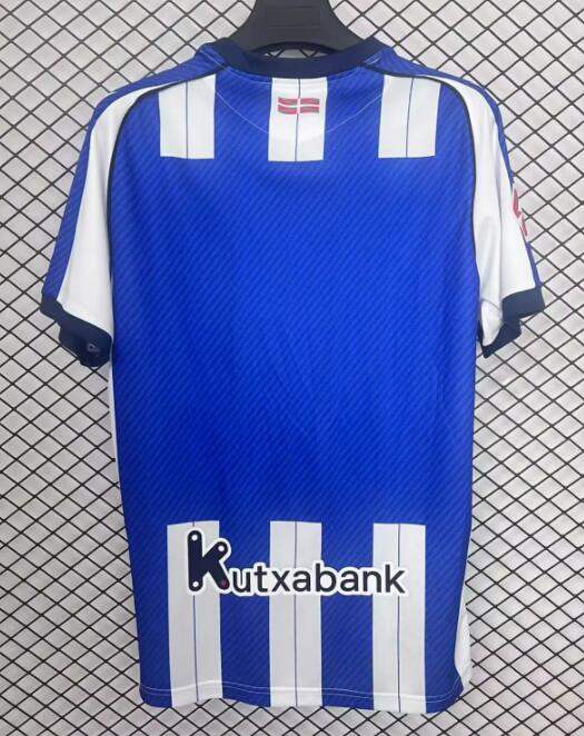 Camiseta Real Sociedad 2025/26 primera equipación versión fan detalle escudo – Cortita y al Pie