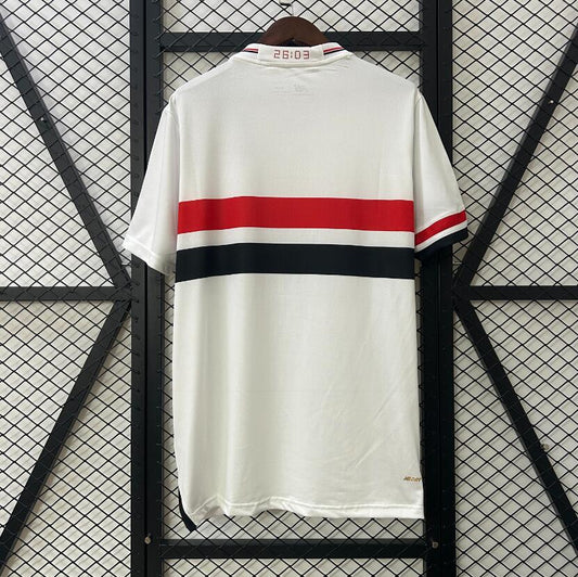 Camiseta São Paulo 2025/26 primera equipación versión fan detalle escudo – Cortita y al Pie