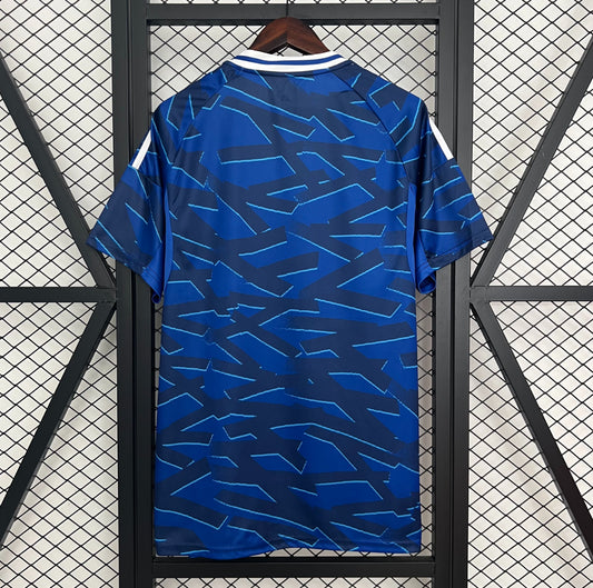 Camiseta Schalke 04 2025/26 primera equipación versión fan detalle escudo – Cortita y al Pie