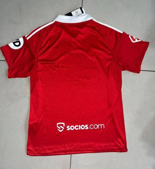 Camiseta Sevilla FC 2025/26 segunda equipación versión fan detalle escudo – Cortita y al Pie