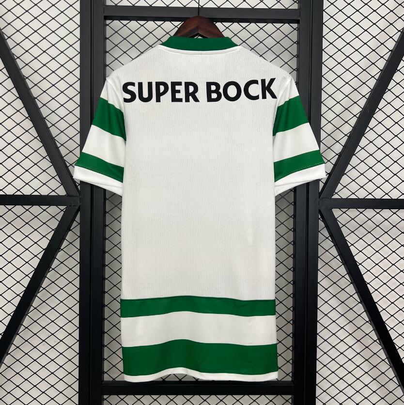 Camiseta Sporting de Lisboa 2025/26 primera equipación versión fan detalle escudo – Cortita y al Pie
