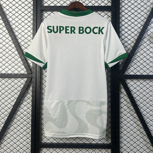 Camiseta Sporting de Lisboa 2025/26 segunda equipación versión fan detalle escudo – Cortita y al Pie