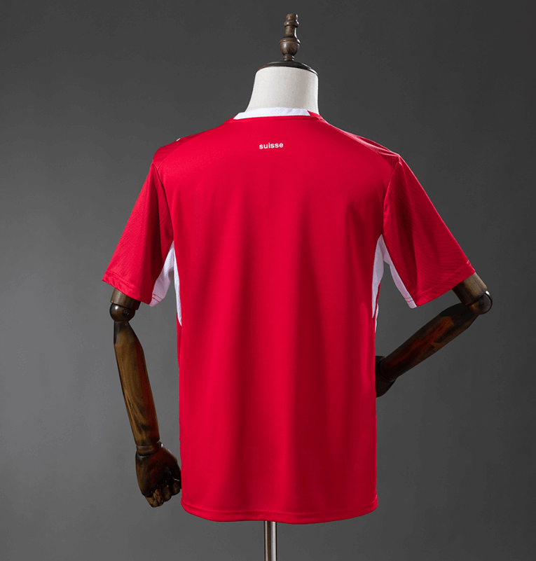 Camiseta Suiza Mundial 2026 primera equipación versión fan detalle escudo SFV – Cortita y al Pie