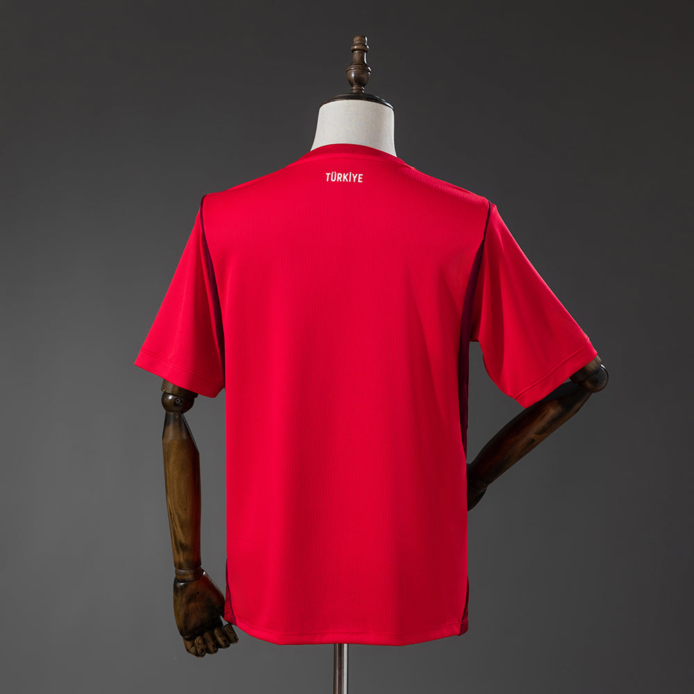 Camiseta Turquía Mundial 2026 primera equipación versión fan detalle escudo TFF – Cortita y al Pie