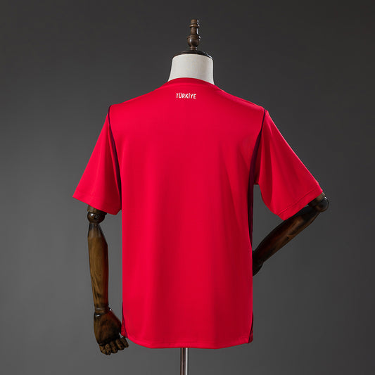 Camiseta Turquía Mundial 2026 primera equipación versión fan detalle escudo TFF – Cortita y al Pie
