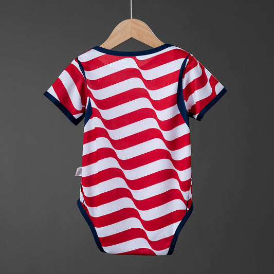 Body Estados Unidos Mundial 2026 primera equipación versión bebé detalle escudo – Cortita y al Pie