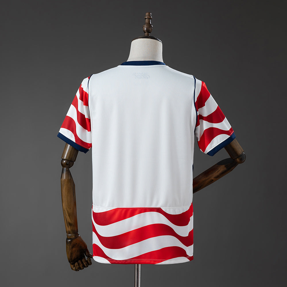 Camiseta Estados Unidos Mundial 2026 primera equipación versión fan detalle escudo – Cortita y al Pie