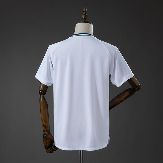 Camiseta Uzbekistán Mundial 2026 segunda equipación versión fan blanca detalle – Cortita y al Pie