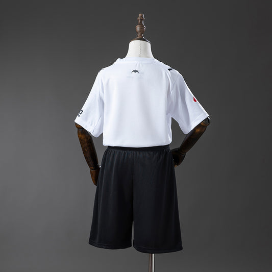 Camiseta Valencia CF 2025/26 primera equipación versión niño detalle escudo – Cortita y al Pie