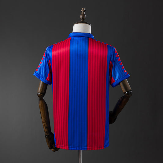 Camiseta retro FC Barcelona 1990/92 primera equipación detalle escudo Dream Team – Cortita y al Pie