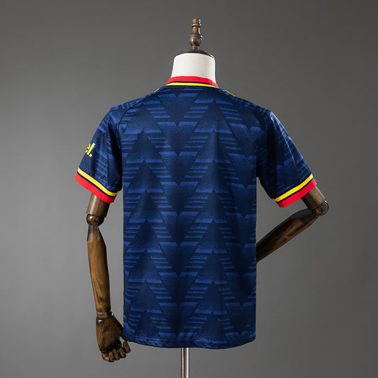 Camiseta Arsenal 2026/27 segunda equipación versión fan detalle escudo – Cortita y al Pie