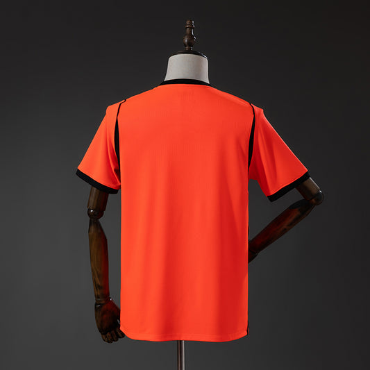 Camiseta Países Bajos Mundial 2026 primera equipación versión fan detalle escudo KNVB – Cortita y al Pie