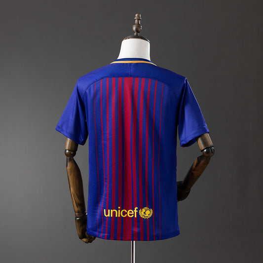 Camiseta retro FC Barcelona 2017/18 primera equipación detalle escudo Messi – Cortita y al Pie