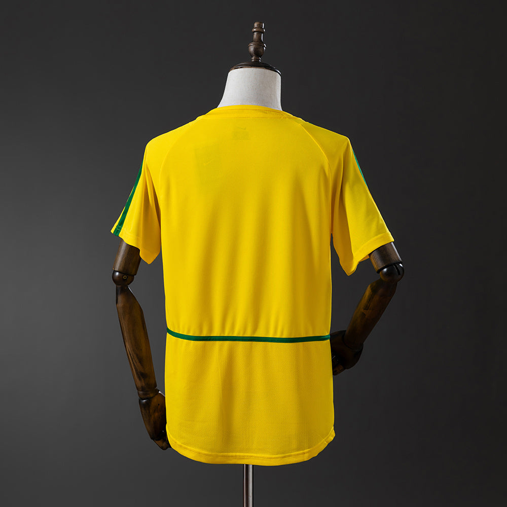 Camiseta retro Brasil 2002 primera equipación detalle escudo pentacampeón Ronaldo – Cortita y al Pie