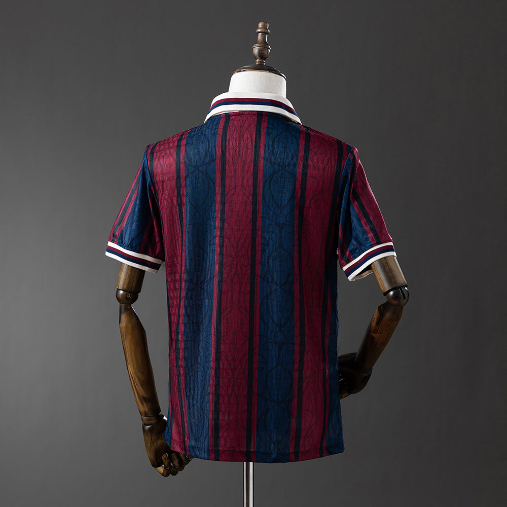Camiseta FC Barcelona 125 aniversario edición especial detalle escudo – Cortita y al Pie