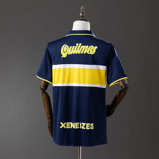 Camiseta retro Boca Juniors 1996/97 primera equipación detalle escudo xeneize – Cortita y al Pie