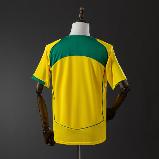 Camiseta retro Brasil 2004 primera equipación detalle Ronaldinho Adriano canarinha – Cortita y al Pie