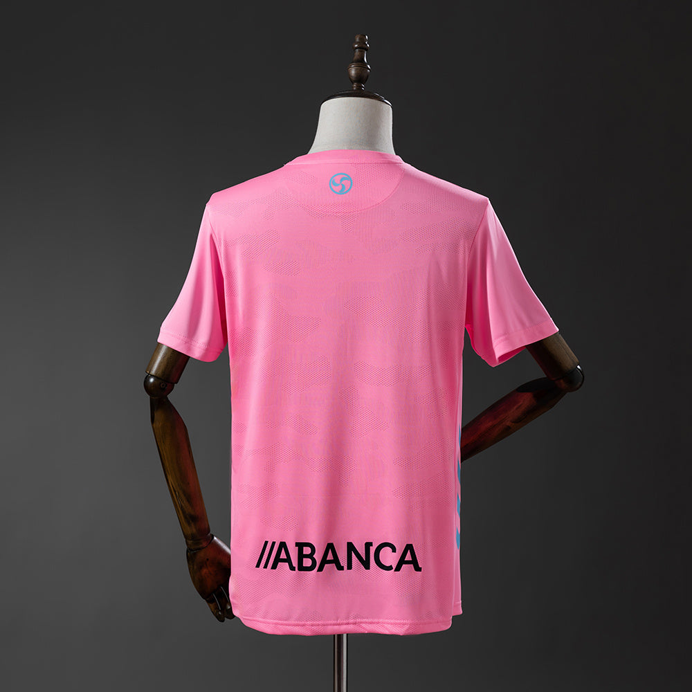 Camiseta Celta de Vigo 2025/26 tercera equipación versión fan detalle escudo – Cortita y al Pie