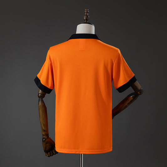 Camiseta retro Países Bajos 1978 primera equipación detalle escudo KNVB – Cortita y al Pie