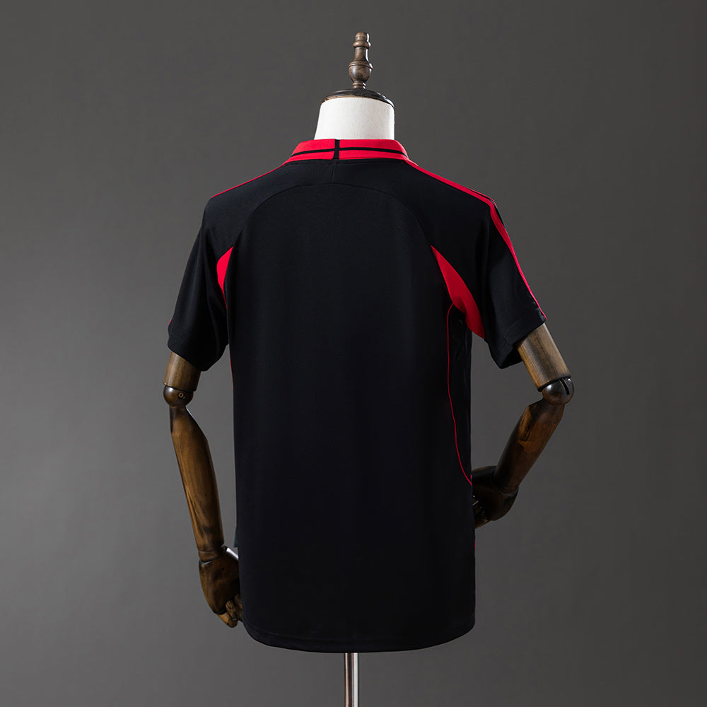 Camiseta retro AC Milan 2000/01 segunda equipación detalle escudo San Siro – Cortita y al Pie