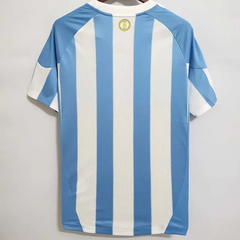 Camiseta retro Argentina 2010 primera equipación detalle escudo AFA – Cortita y al Pie