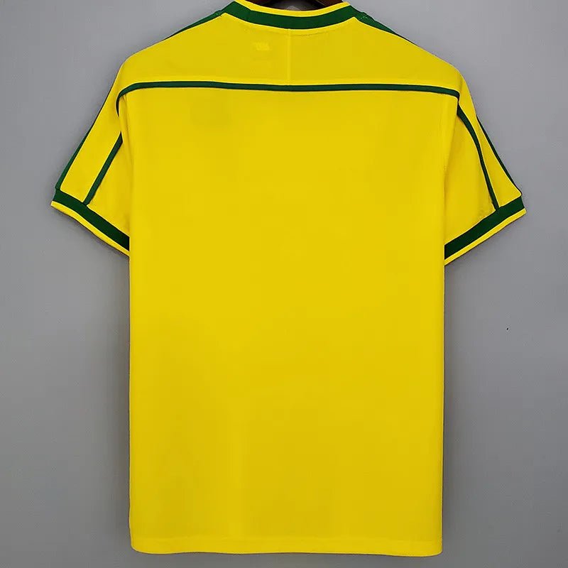 Camiseta retro Brasil 1998 primera equipación detalle escudo CBF – Cortita y al Pie