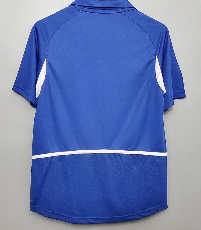Camiseta retro Brasil 2002 segunda equipación detalle escudo pentacampeón – Cortita y al Pie