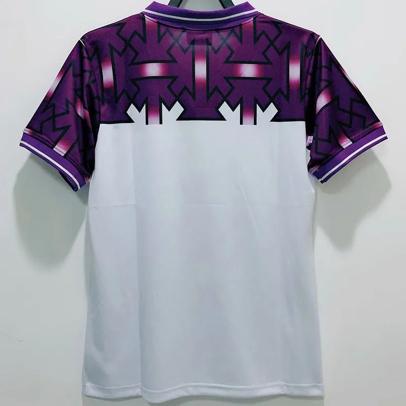 Camiseta retro Fiorentina 1992/93 primera equipación detalle escudo Viola – Cortita y al Pie
