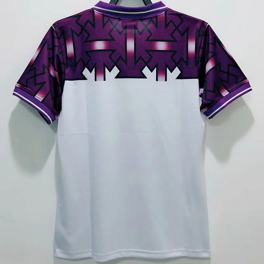 Camiseta retro Fiorentina 1992/93 primera equipación detalle escudo Viola – Cortita y al Pie