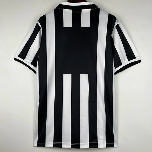 Camiseta retro Juventus 1996/97 primera equipación detalle escudo Champions – Cortita y al Pie