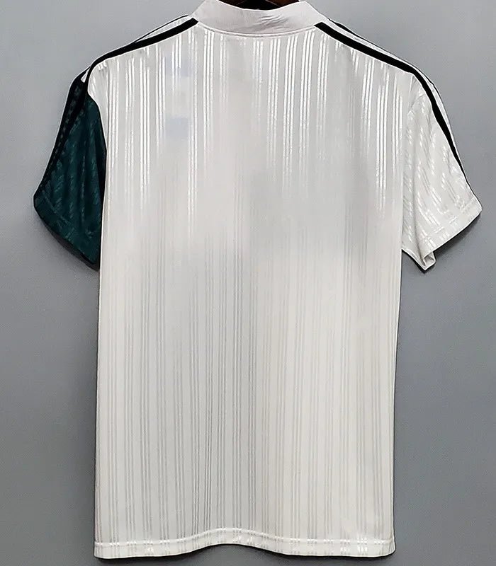 Camiseta retro Liverpool 1995/96 segunda equipación verde detalle escudo – Cortita y al Pie