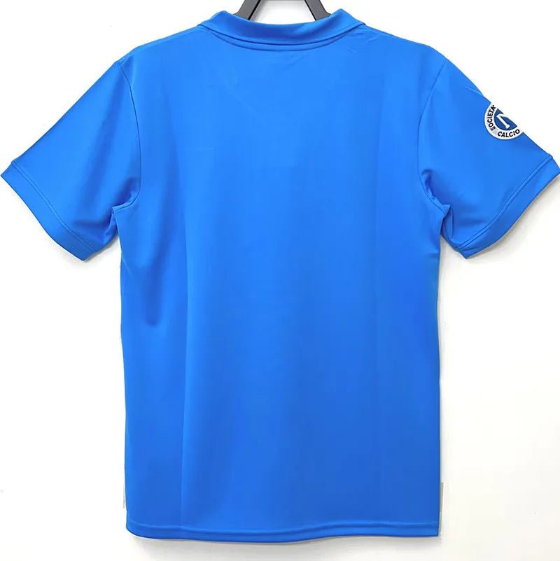 Camiseta retro Napoli 1987/88 primera equipación detalle escudo Maradona – Cortita y al Pie