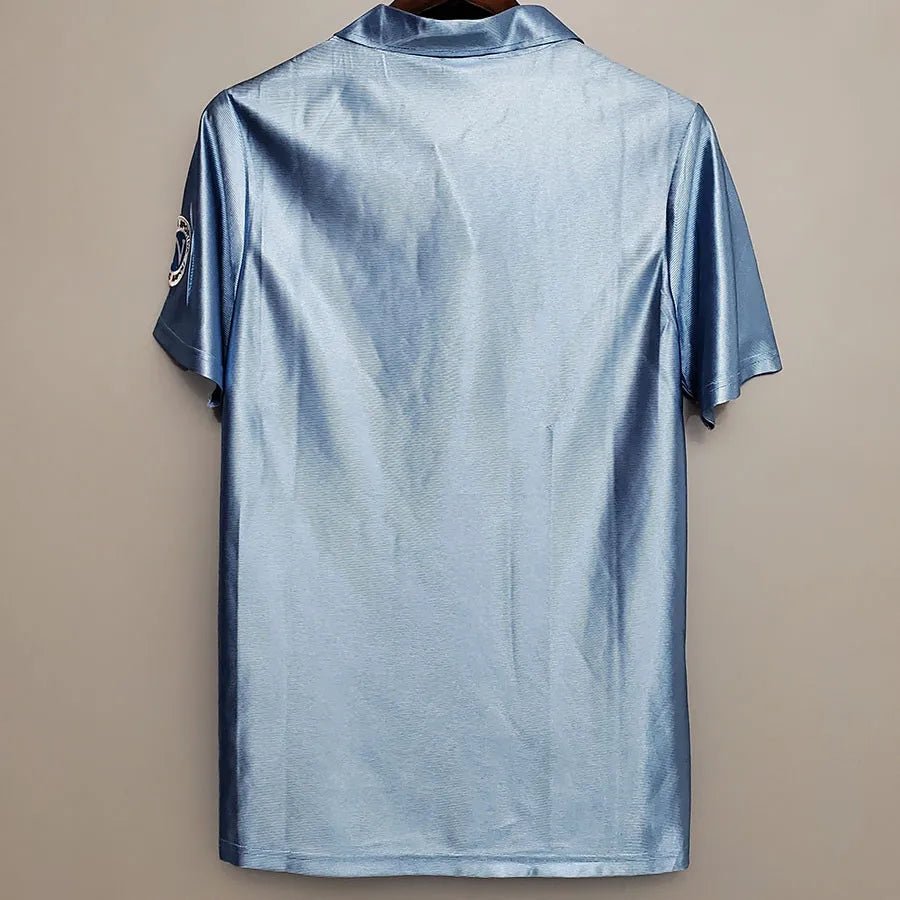 Camiseta retro Napoli 1990/91 primera equipación detalle escudo Maradona – Cortita y al Pie