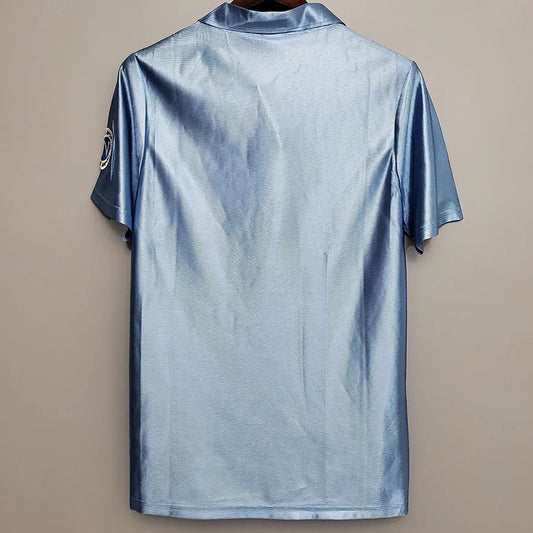Camiseta retro Napoli 1990/91 primera equipación detalle escudo Maradona – Cortita y al Pie
