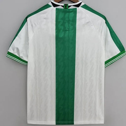 Camiseta retro Nigeria 1998 primera equipación detalle escudo Super Eagles – Cortita y al Pie