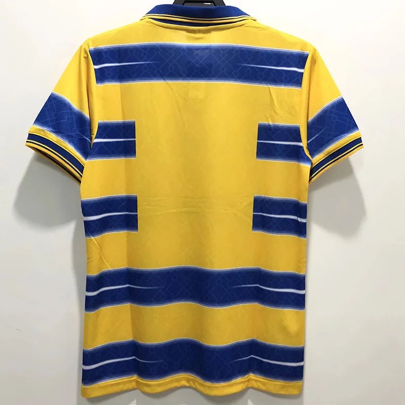 Camiseta retro Parma 1998/99 primera equipación detalle escudo – Cortita y al Pie