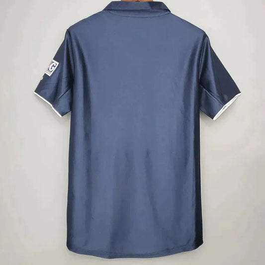 Camiseta retro PSG 2001/02 primera equipación detalle escudo Ronaldinho – Cortita y al Pie