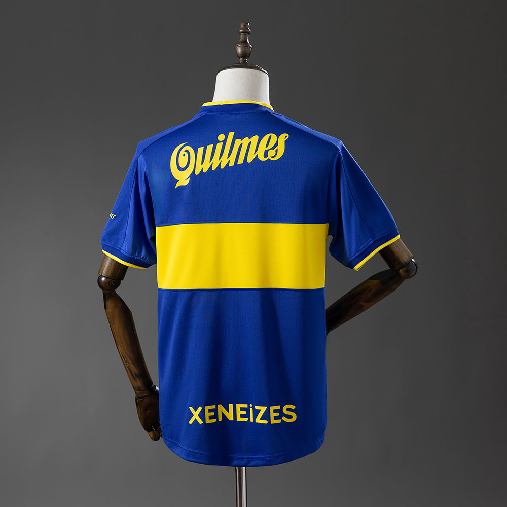 Camiseta retro Boca Juniors 2000/01 primera equipación detalle escudo La Bombonera – Cortita y al Pie