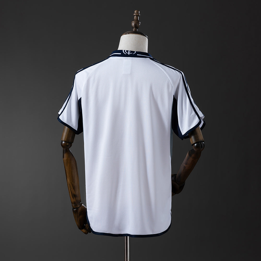 Camiseta retro Real Madrid 2000/01 primera equipación detalle Galácticos escudo – Cortita y al Pie
