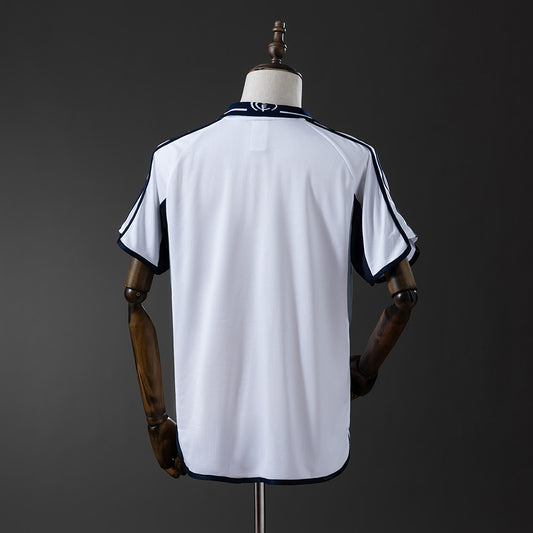 Camiseta retro Real Madrid 2000/01 primera equipación detalle Galácticos escudo – Cortita y al Pie