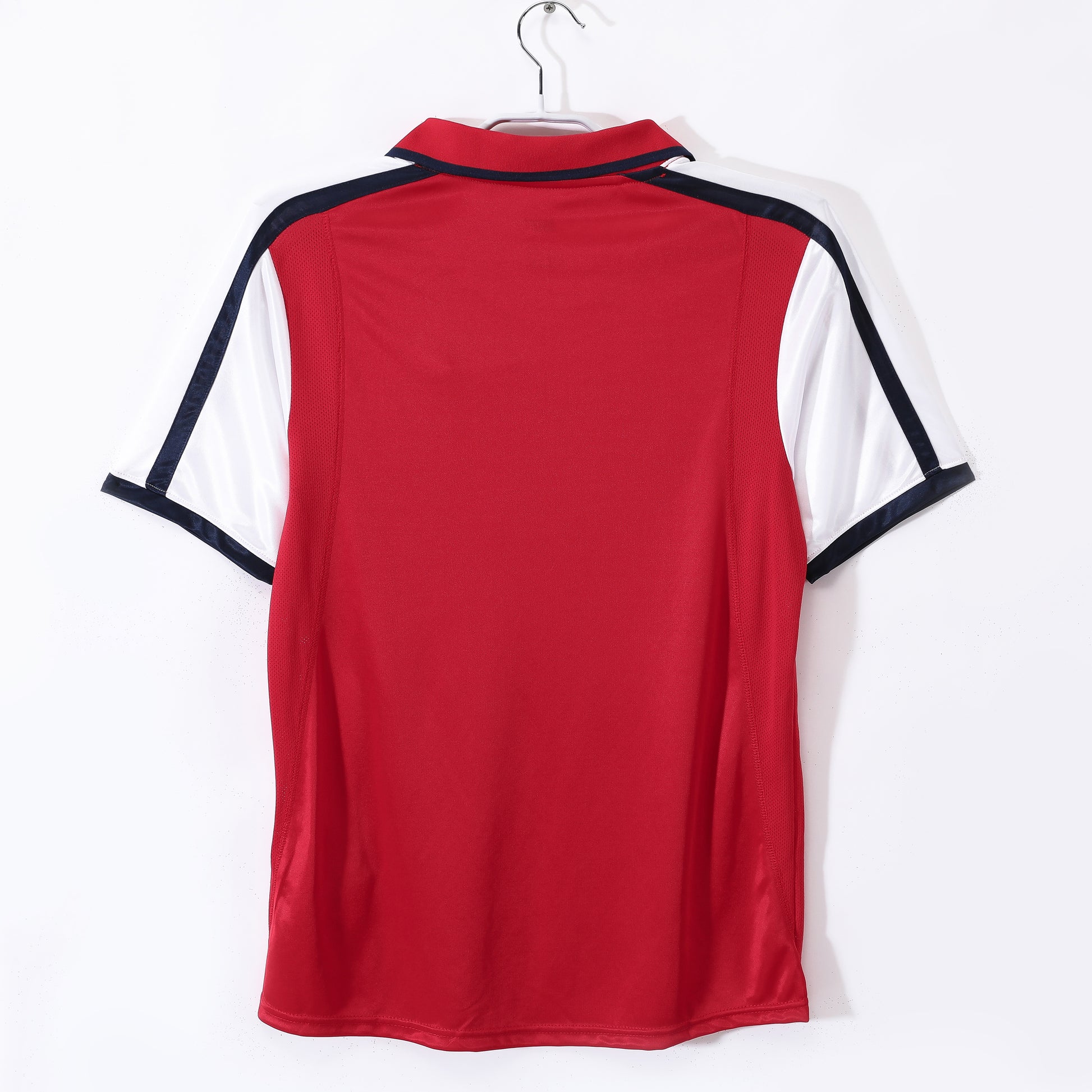 Camiseta retro Arsenal 2001/02 primera equipación detalle escudo Highbury – Cortita y al Pie