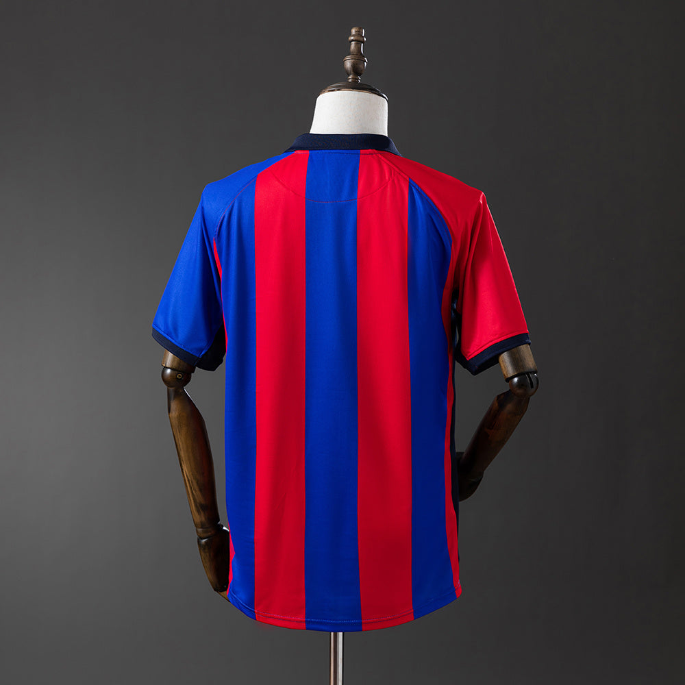 Camiseta retro FC Barcelona 2001/02 primera equipación detalle escudo – Cortita y al Pie