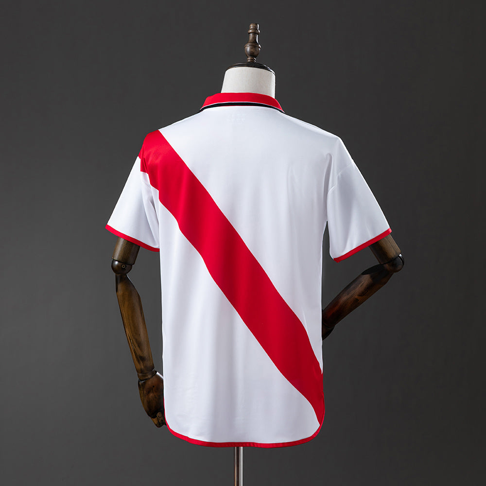 Camiseta retro Rayo Vallecano 2001/02 primera equipación detalle escudo – Cortita y al Pie