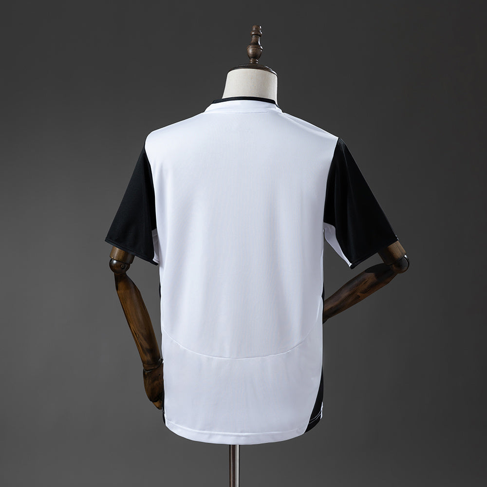Camiseta retro Valencia CF 2003/04 primera equipación detalle escudo – Cortita y al Pie