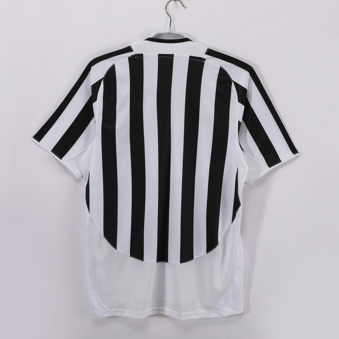 Camiseta retro Juventus 2003/04 primera equipación detalle escudo – Cortita y al Pie