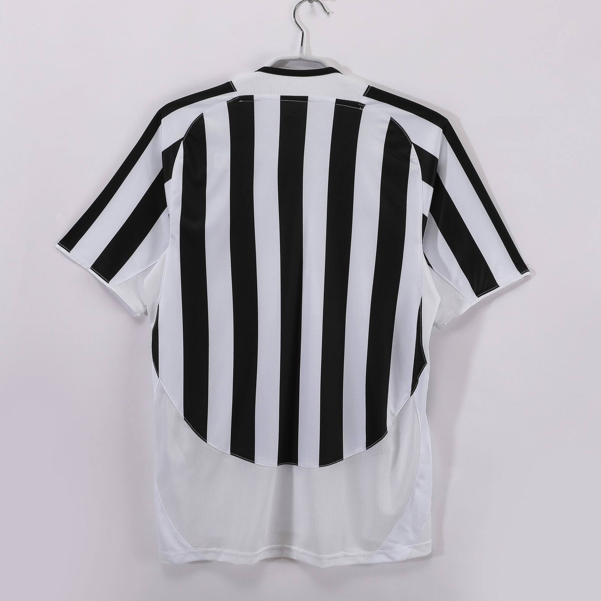 Camiseta retro Juventus 2003/04 primera equipación detalle escudo – Cortita y al Pie