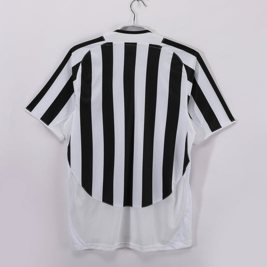 Camiseta retro Juventus 2003/04 primera equipación detalle escudo – Cortita y al Pie